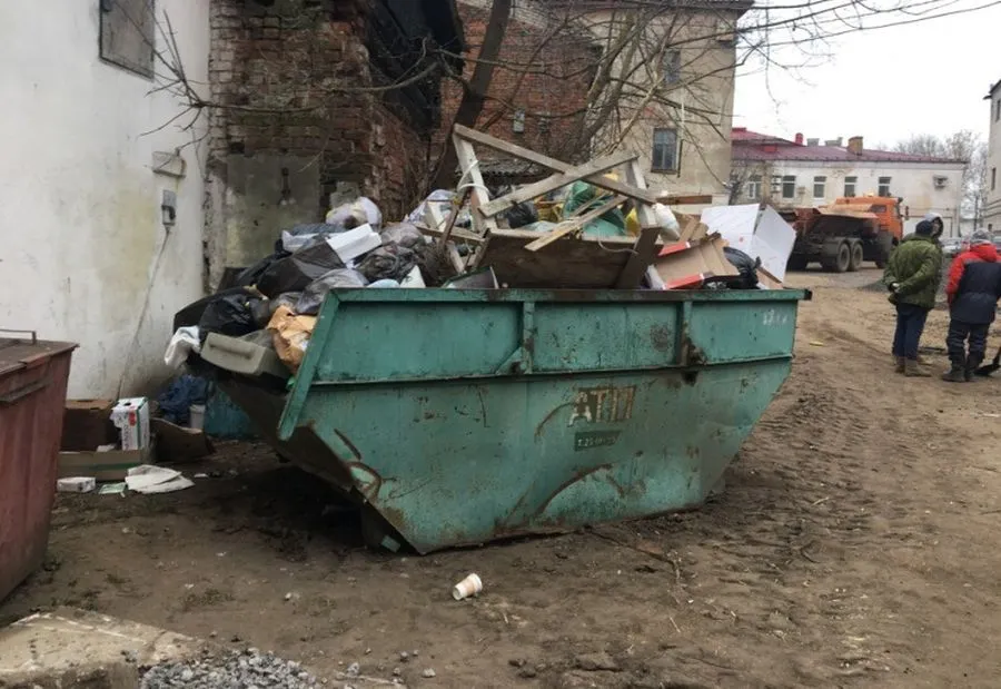 Жители Рыбинска жалуются на чужой мусор в своих баках