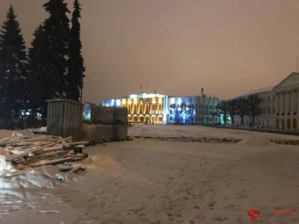 На Советской площади начали монтировать каток