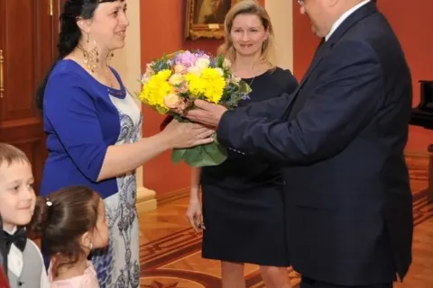 Одиннадцать ярославских семей награждены медалями «За верность родительскому долгу»