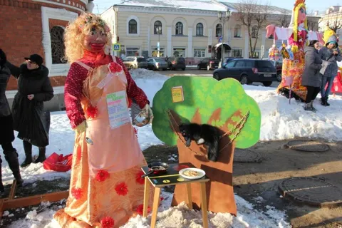 В центре Ярославля начали устанавливать масленичных кукол