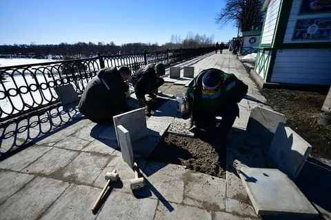 В Ярославле устраняют провалы плитки на Волжской набережной