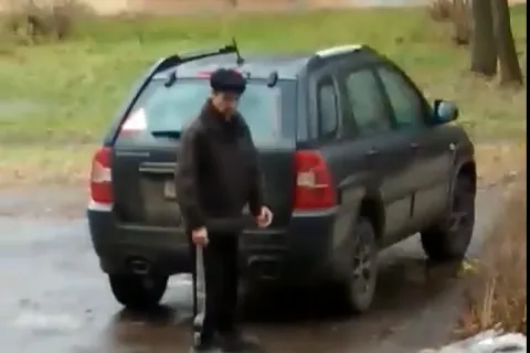Житель Рыбинска пытается поджечь припаркованное на газоне авто: видео