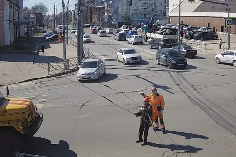 В Ярославле автокран оборвал троллейбусные провода