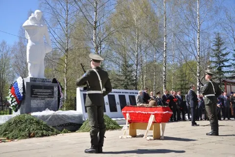 В Ярославской области торжественно перезахоронили прах двух неизвестных солдат