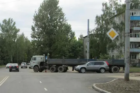 В Ярославле пьяного пешехода сбил КАМАЗ с полуприцепом