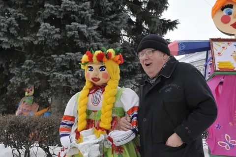 В центре Ярославля начался конкурс масленичных кукол. Фоторепортаж