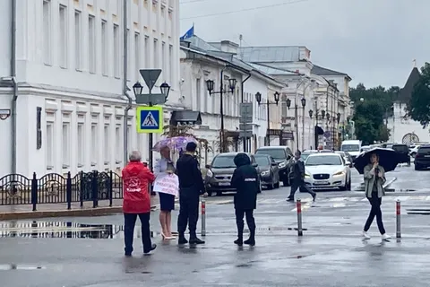В Ярославле прошли одиночные пикеты против депутата-единоросса