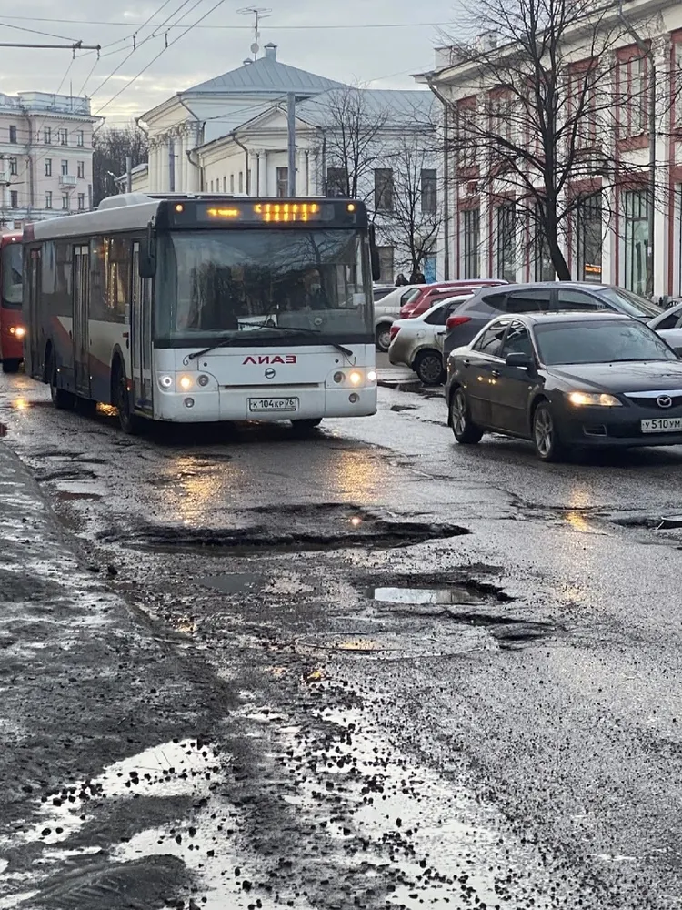 В Ярославле заделали знаменитую яму на улице Комсомольской