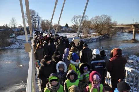 В поселке Борисоглебском Ярославской области открыт пешеходный мост