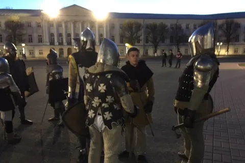 Ярославль, Советская площадь: витязи и девушки с красными полотнищам