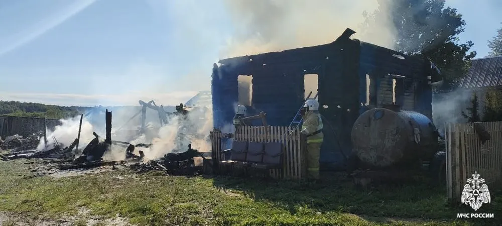 В ярославском селе шесть часов тушили жилой дом с баней