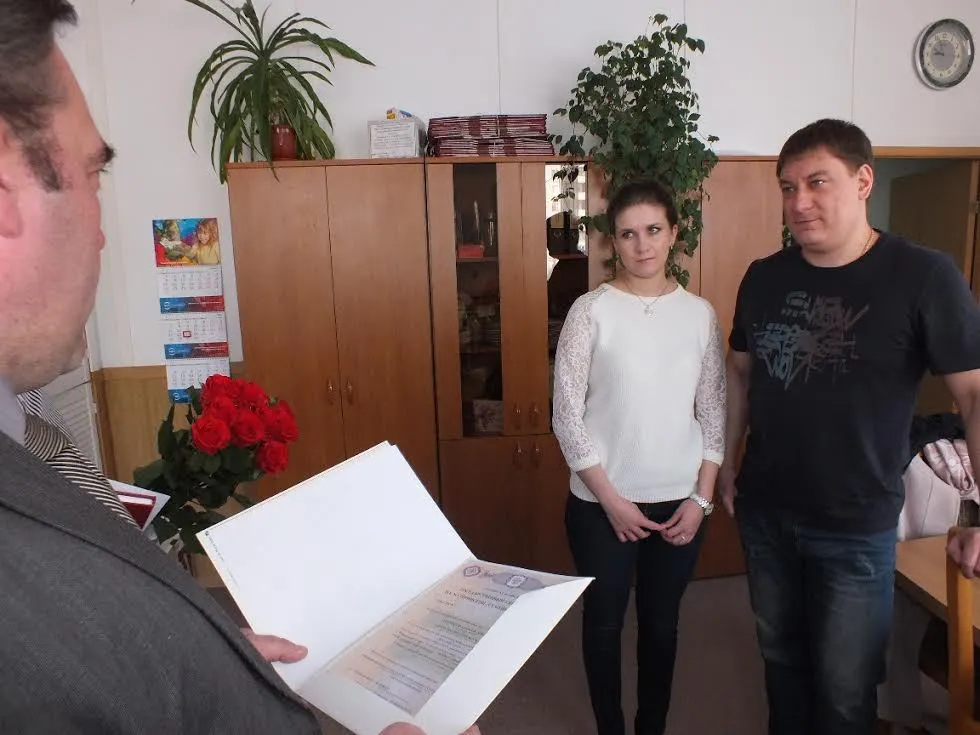 В Ярославле родители тройняшек получили сертификат на материнский капитал