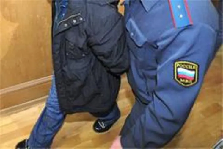 В Ярославле хоккейный фанат из Москвы ударил ногой полицейского