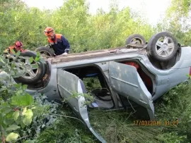Под Ярославлем перевернулась иномарка