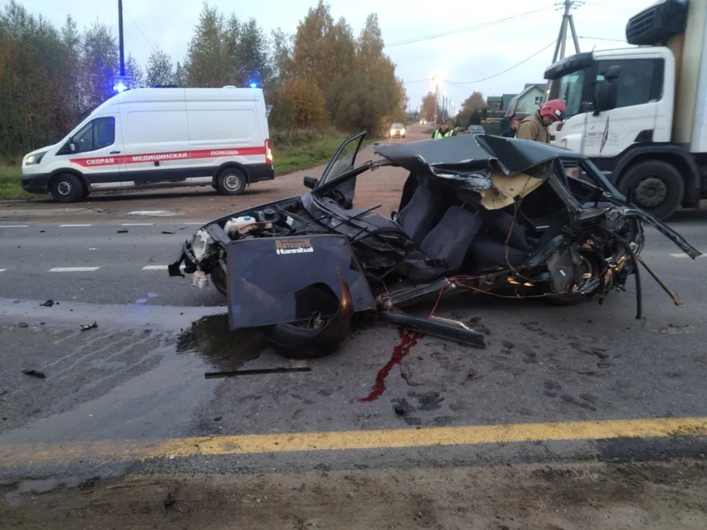 «Кровавый перекресток»: под Ярославлем грузовик врезался в «ВАЗ»