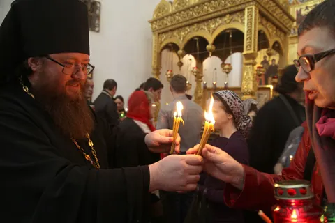 Благодатный огонь из Успенского собора горит во всех храмах Ярославской епархии (с фото)