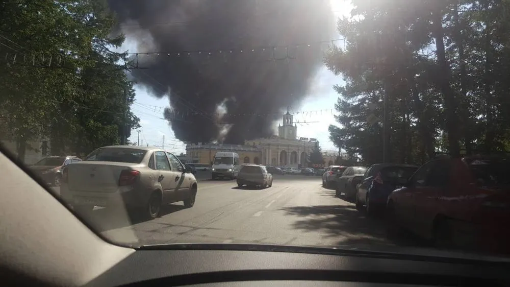 Горит складское помещение в центре Ярославля.