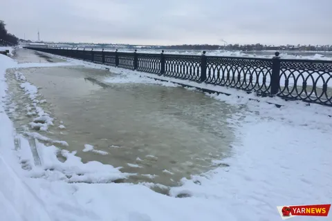 В Ярославле затопило Волжскую Набережную: видео