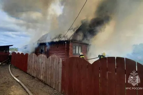 В деревне под Ярославлем дом сгорел из-за дымовой шашки