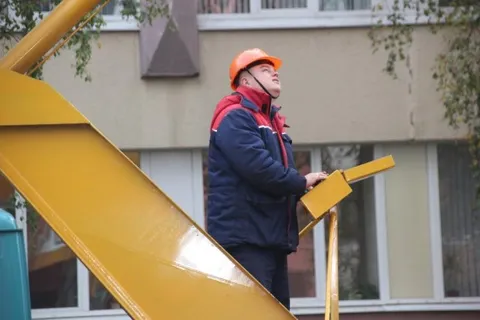 В Ярославле покрасили 200 опор уличного освещения