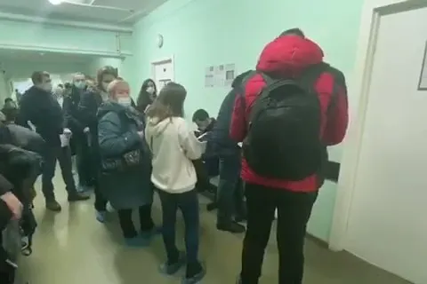 В ярославской поликлинике выстроились огромные очереди на выписку: видео