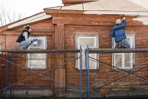 В Переславле волонтеры красят фасады домов