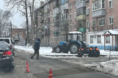 На улице Красноборская в Ярославле асфальт укладывают в снегопад
