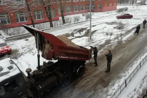 В Ярославле вуз купил гравий, а студенты и педагоги засыпали ямы   