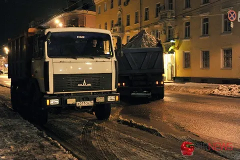 С центральных магистралей Ярославля за прошедшие выходные вывезен весь снег. Фоторепортаж