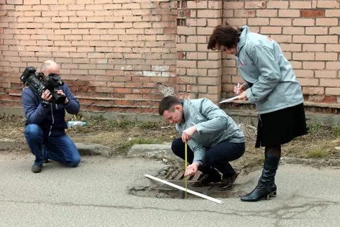 Активисты народного фронта составляли карту «убитых дорог» Ярославля