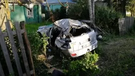 В Ярославской области иномарка с двумя детьми врезалась в забор