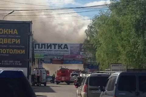 В Ярославле горит строительный рынок на Всполье: видео