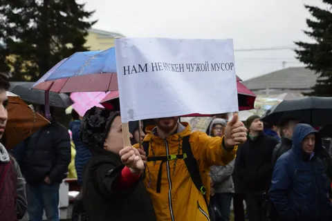 В Ярославле проходит митинг против московского мусора: фото