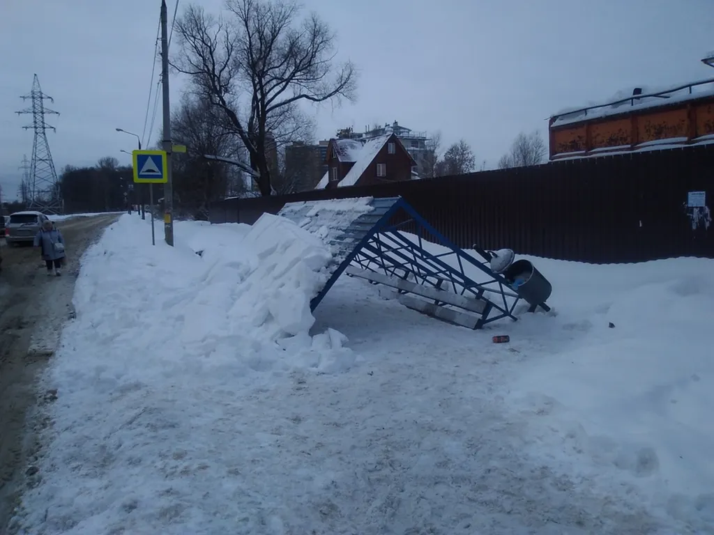 В Ярославле рухнула остановка общественного транспорта