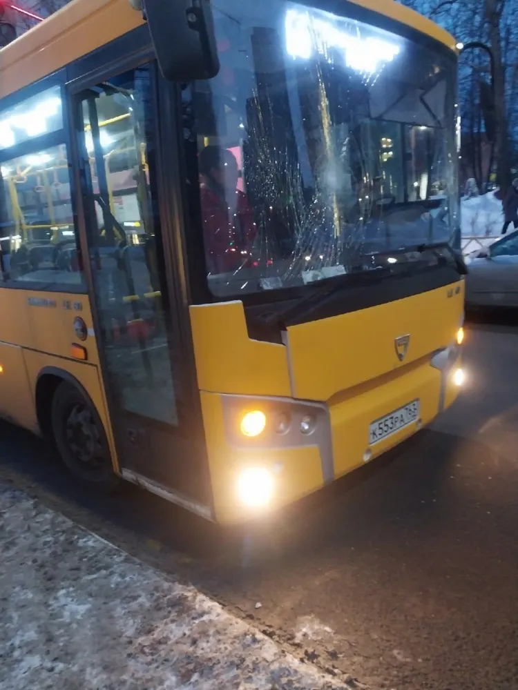 В Ярославле новый автобус подмосковного перевозчика столкнулся с троллейбусом