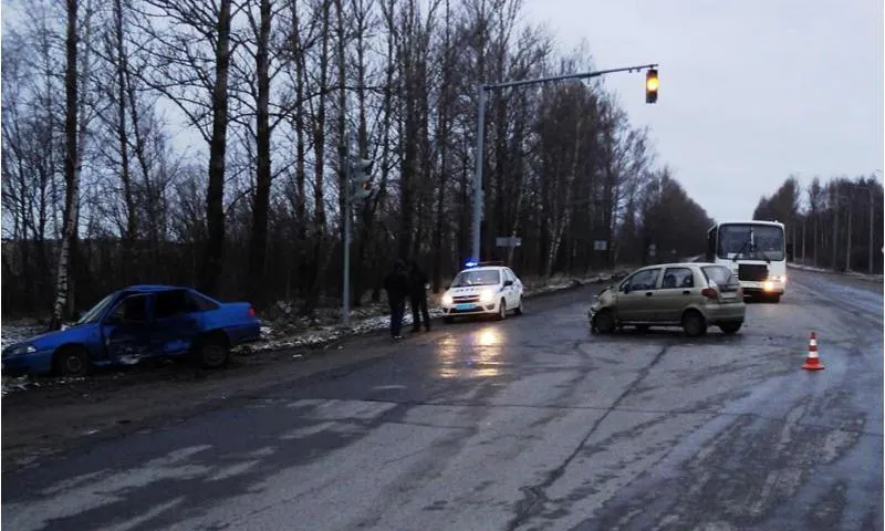 В Ярославле две иномарки не поделили дорогу: трое пострадавших
