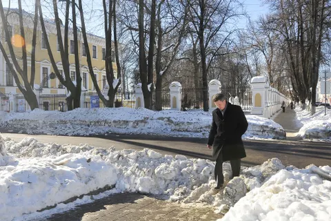 Начался вывоз снега с Волжской набережной Ярославля. Первый за всю зиму этого года. Фоторепортаж
