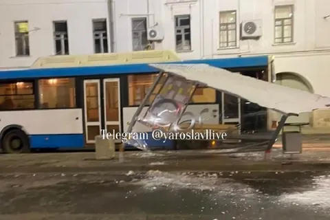 Ярославский перевозчик восстановит остановку в центре, сбитую автобусом