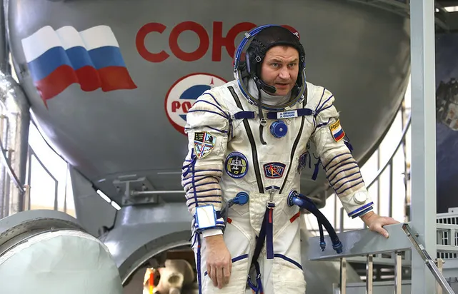 Рыбинский космонавт возьмет с собой в полет свитер «Локомотива»