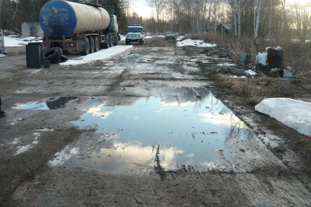 Под Ярославлем из автоцистерны на землю слили некую жидкость