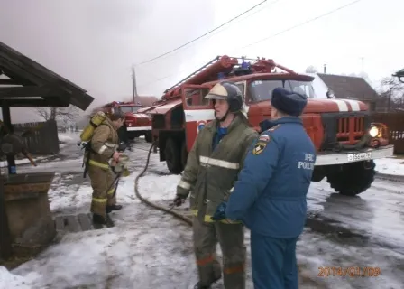 В Ярославской области пожарные спасли человека из горящего дома
