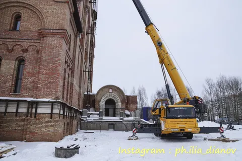 На Свято-Тихоновском храме в  Дзержинском районе Ярославля начали устанавливать кресты
