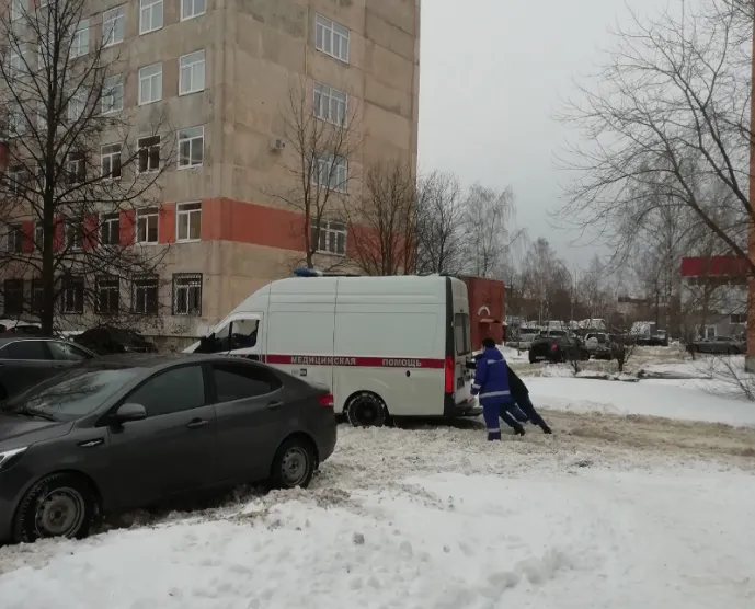 Полное издевательство: в Рыбинске медики выталкивали застрявшую скорую