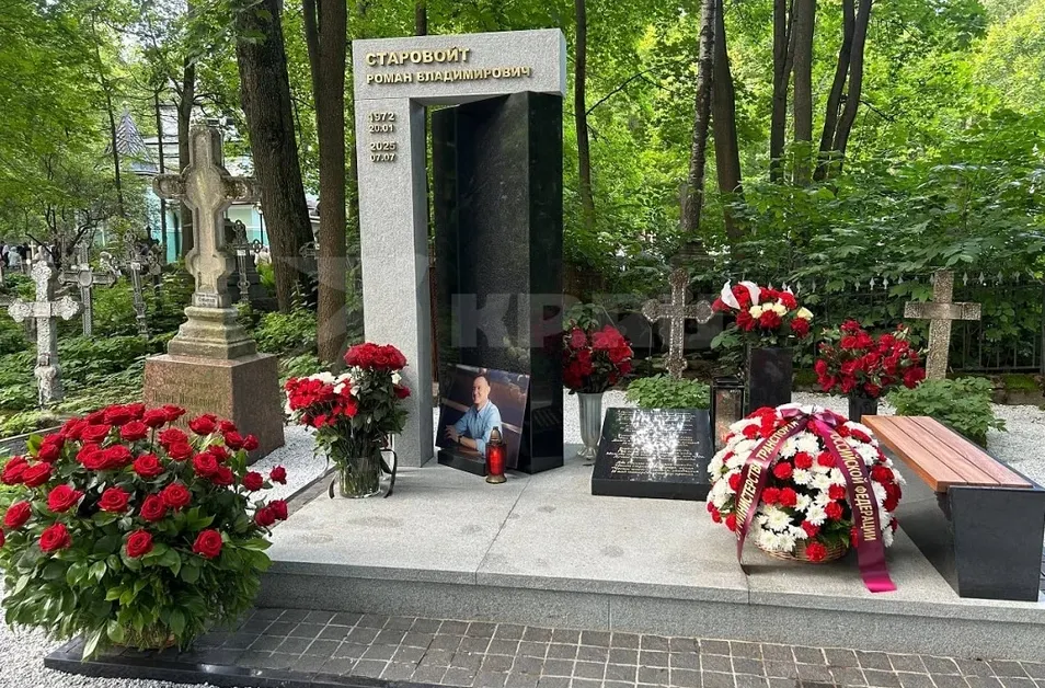 С букета у памятника министру Старовойту убрали ленту