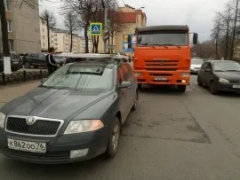 В Ярославле иномарка попала под колеса КамАЗа