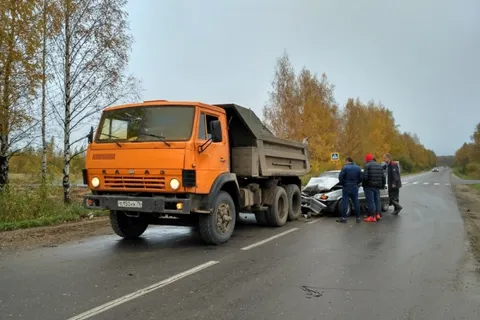 В поселке Некрасовское «ВАЗ» въехал под «КАМАЗ»