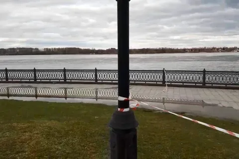 «Уточки плавают»: в Ярославле затопило Стрелку и Волжскую набережную