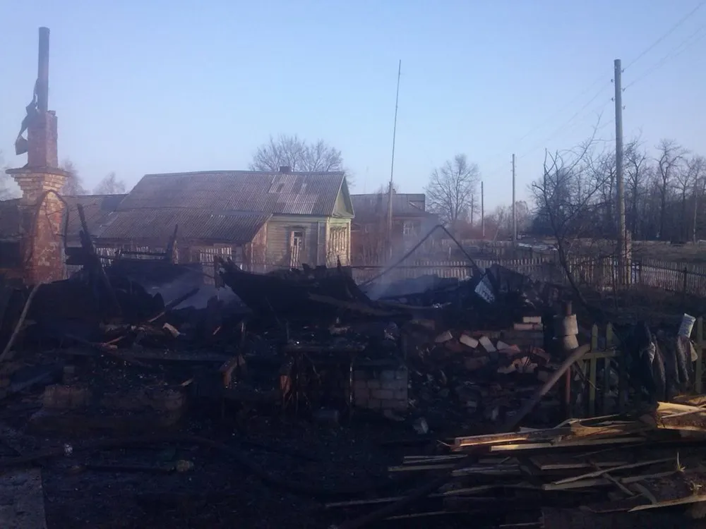 В Ярославской области полицейские спасли из горящего дома двух мужчин и ребенка