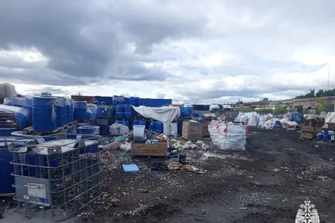 В Ярославле в промзоне горела гора батареек