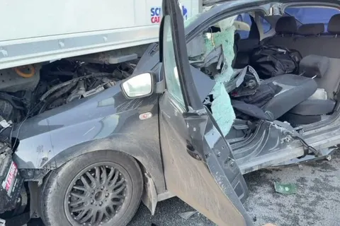 На М-8 в Ярославской области легковушка влетела в стоящий грузовик